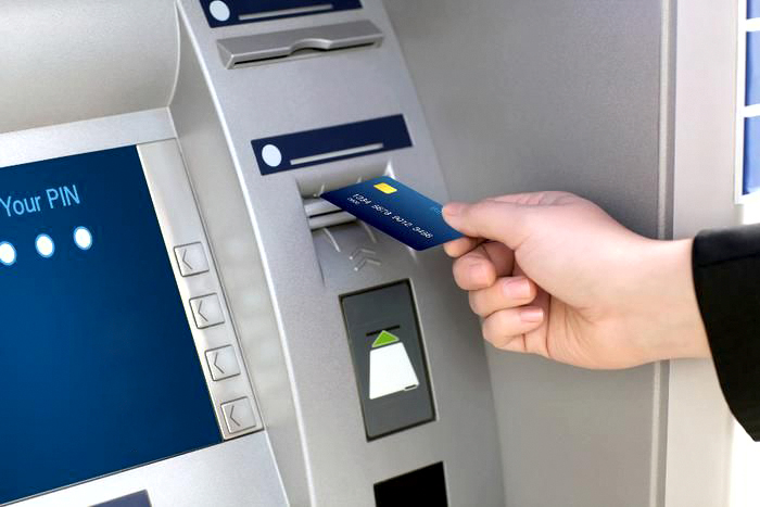 Что делать, если банкомат «зажевал» карточку и не хочет отдавать: простой способ